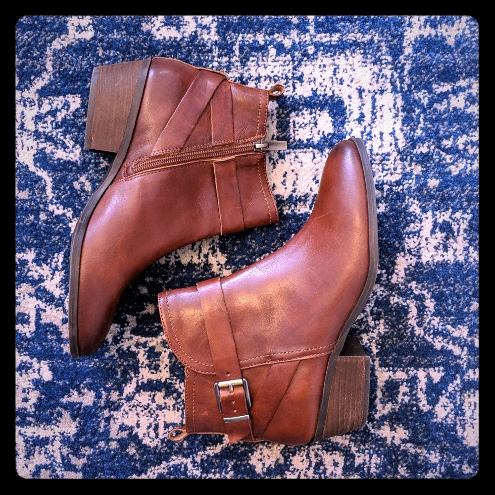 Vince Camuto leather ankle boots 8.5